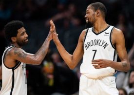 Kevin Durant und Kyrie Irving geben sich ein Handschlag