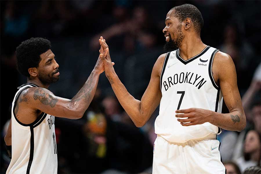 Kevin Durant und Kyrie Irving geben sich ein Handschlag