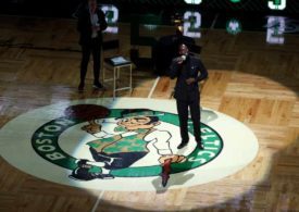 Kevin Garnett im Anzug mit Mikrofon auf dem Court der Boston Celtics