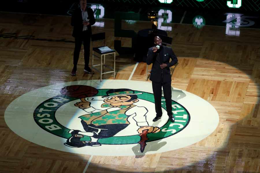 Kevin Garnett im Anzug mit Mikrofon auf dem Court der Boston Celtics