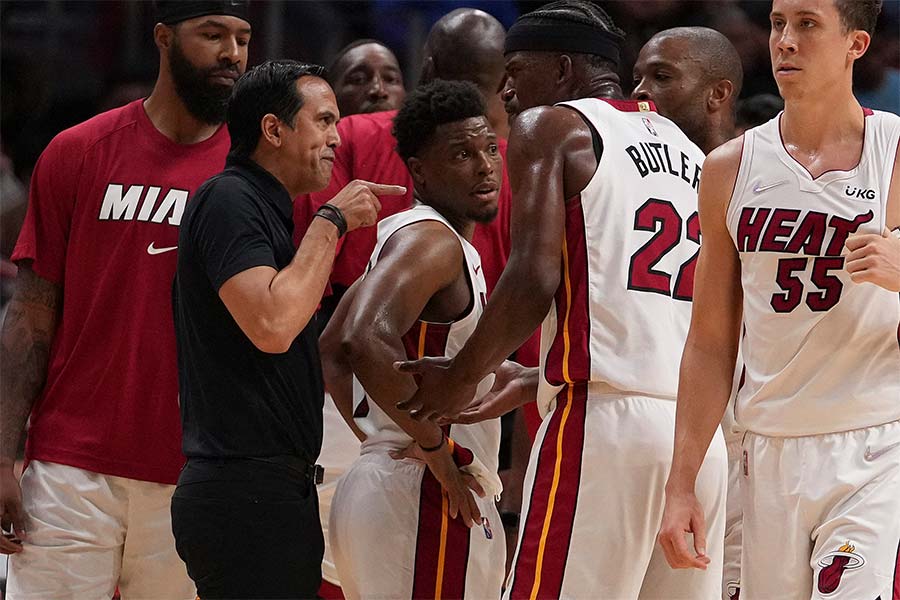 Jimmy Butler und sein Coach Erik Spoelstra diskutieren neben den anderen Teammitgliedern