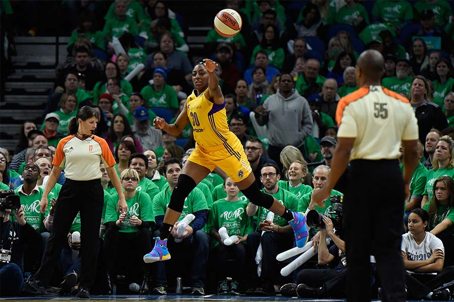 Nneka Ogwumike macht ein Jump Shot