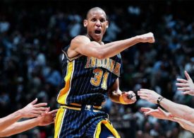 Reggie Miller jubelt in der Luft während Hände von der Seite des Bildes ihn Berühren wollen