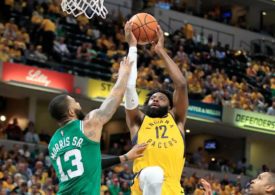 Tyreke Evans von den Indiana Pacers steigt zum Korbleger gegen einen Verteidiger der Boston Celtics