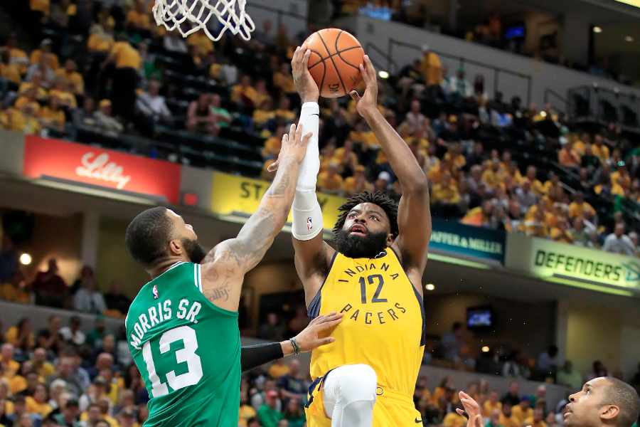 Tyreke Evans von den Indiana Pacers steigt zum Korbleger gegen einen Verteidiger der Boston Celtics