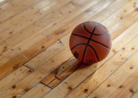 Ein Basketball liegt auf einem Holzboden