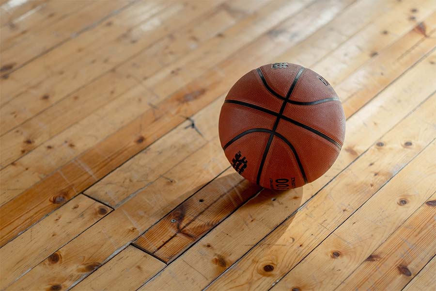 Ein Basketball liegt auf einem Holzboden