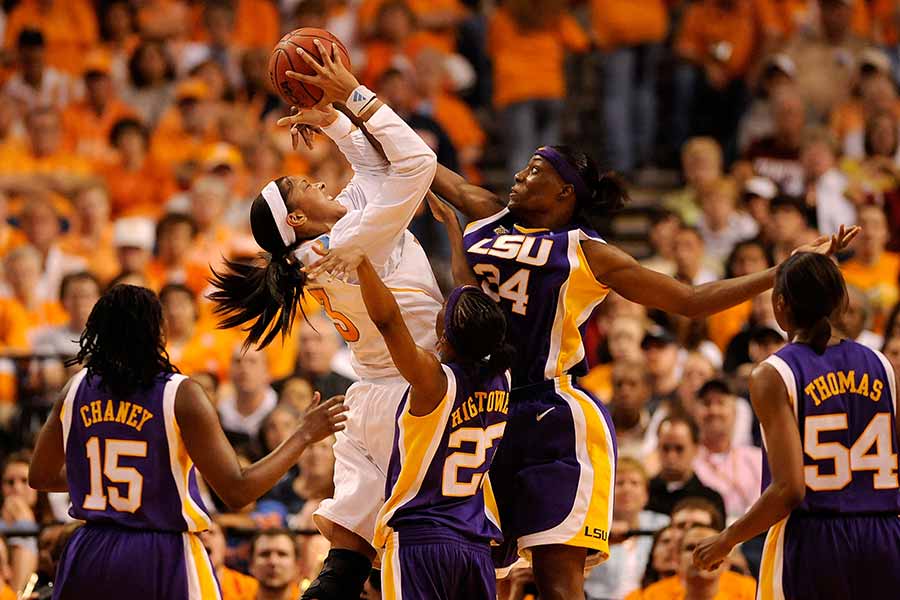 Candace Parker macht ein Jump Shot, Sylvia Fowles probiert zu blocken