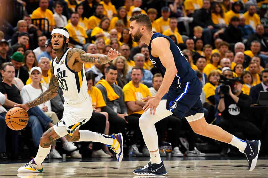 Jordan Clarkson dribbelt um Maxi Kleber herum