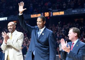 Brad Daugherty, Mark Price und Larry Nance im Anzug am winken