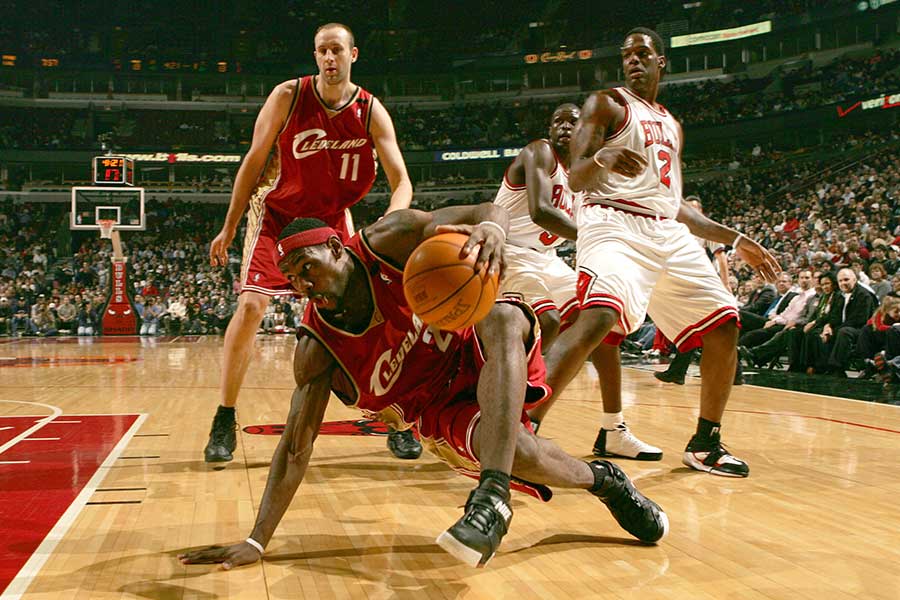 LeBron James mit Basketball auf dem Boden, im Hintergrund Spieler von der Cleveland Cavaliers und Chicago Bulls