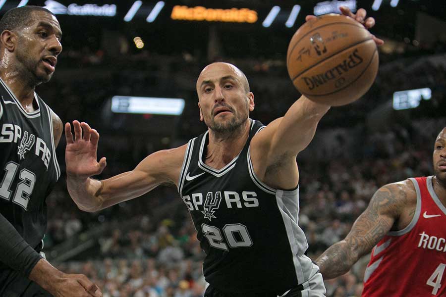 Nahaufnahme von Manu Ginobili, hält Basketball in der rechten Hand