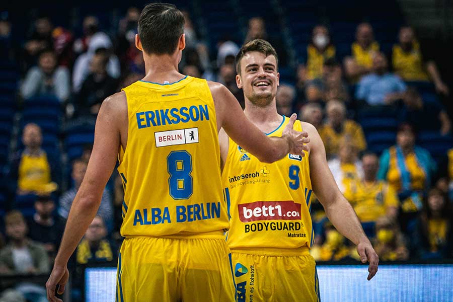 Marcus Eriksson und Jonas Matisseck geben sich ein Handschlag