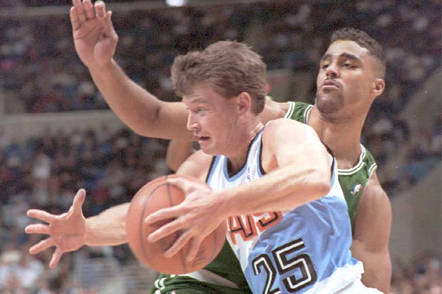 Nahaufnahme von Mark Price mit Basketball in der Hand