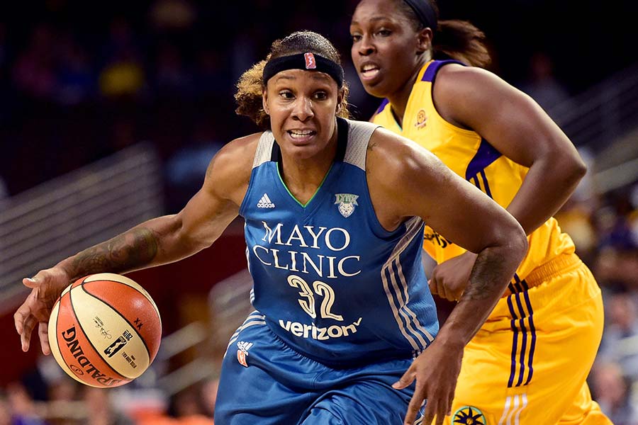 Rebekkah Brunson dribbelt mit dem Ball nach vorne, im Hintergrund Chelsea Gray