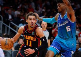 Trae Young dribbelt gegnerischen Spieler aus