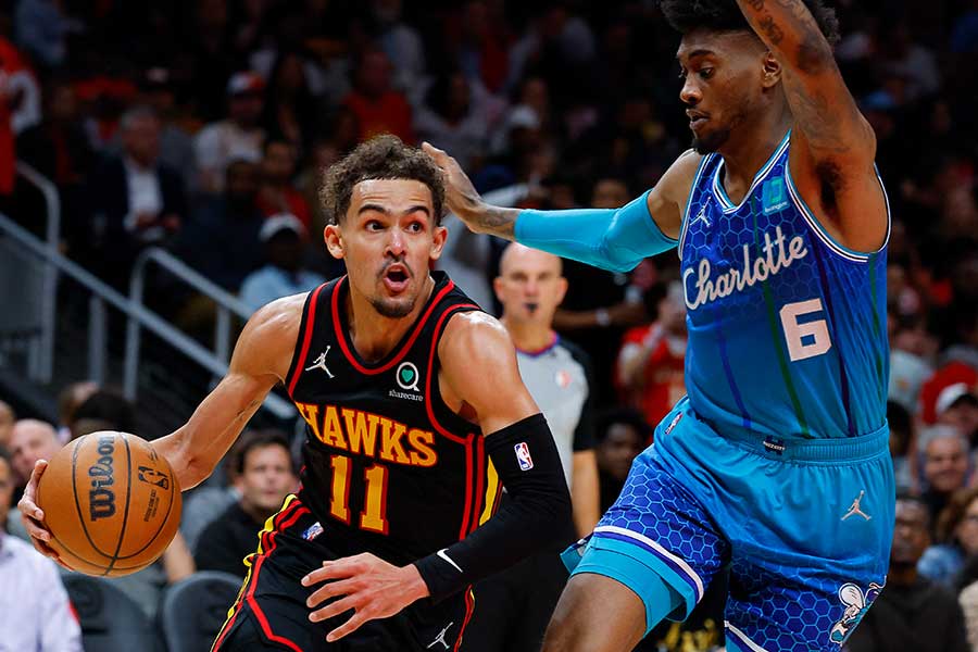 Trae Young dribbelt gegnerischen Spieler aus