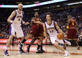 Steve Nash dribbelt sich durch die gegnerischen Spieler