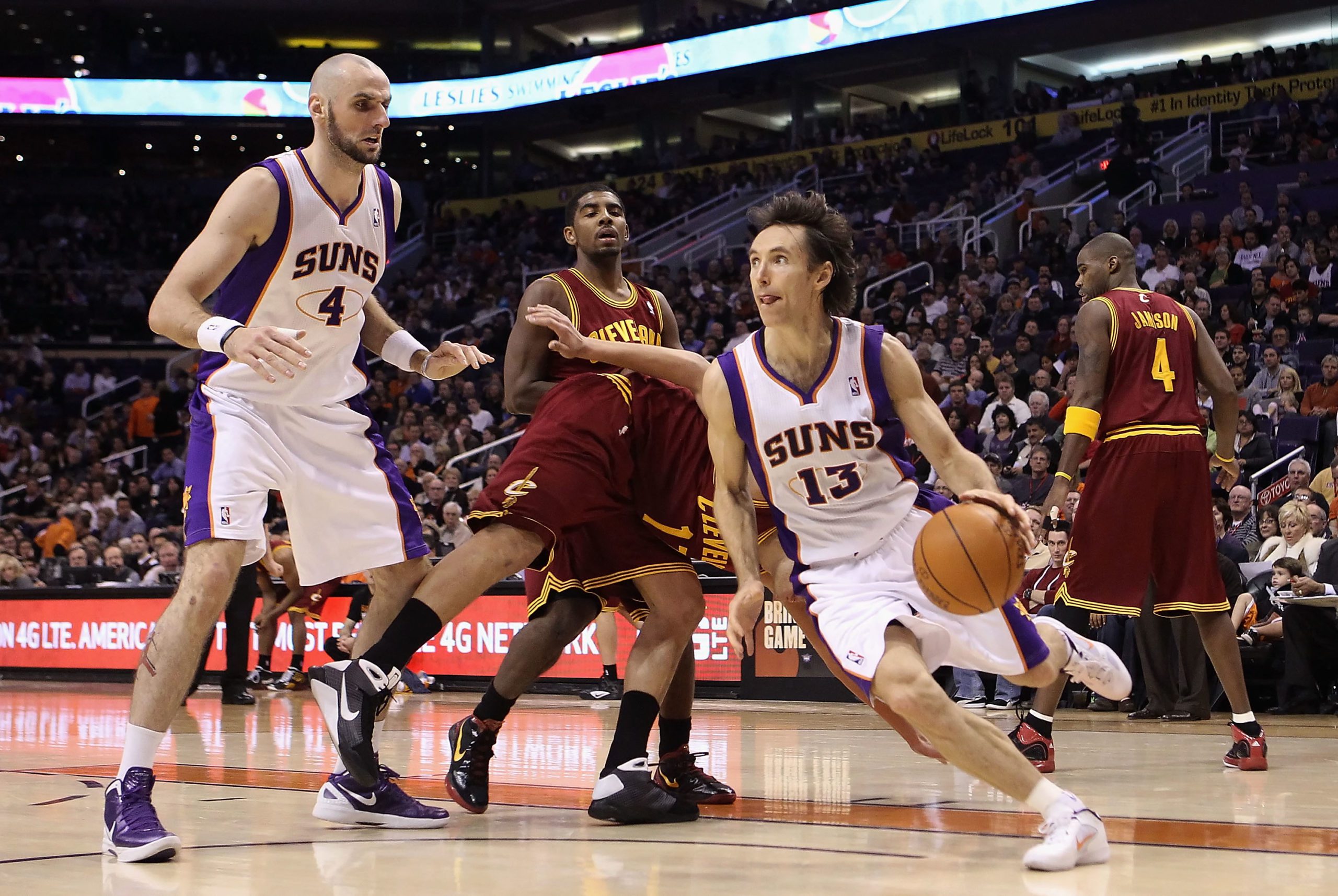 Steve Nash dribbelt sich durch die gegnerischen Spieler