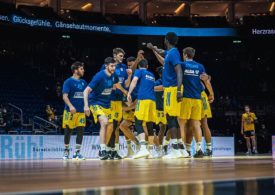 Die ALBA Berlin Spieler klatschen sich gegenseitig auf dem Spielfeld ab.