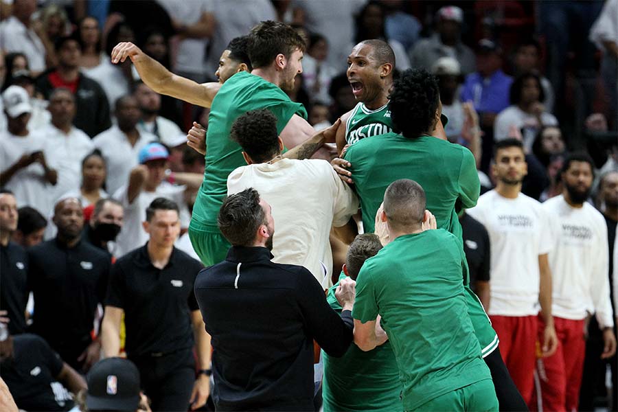 Die Spieler der Boston Celtics jubeln zusammen