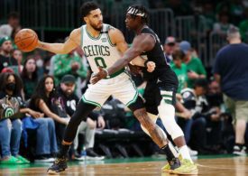 Jayson Tatum im Zweikampf gegen Jrue Holiday