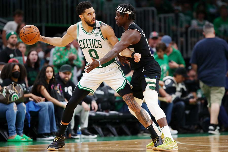 Jayson Tatum im Zweikampf gegen Jrue Holiday