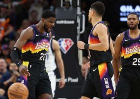 Deandre Ayton und seine Teamkollegen der Phoenix Suns auf dem Spielfeld