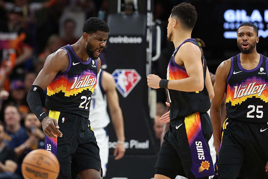 Deandre Ayton und seine Teamkollegen der Phoenix Suns auf dem Spielfeld