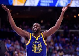 Draymond Green mit erhobenen Händen auf dem Spielfeld