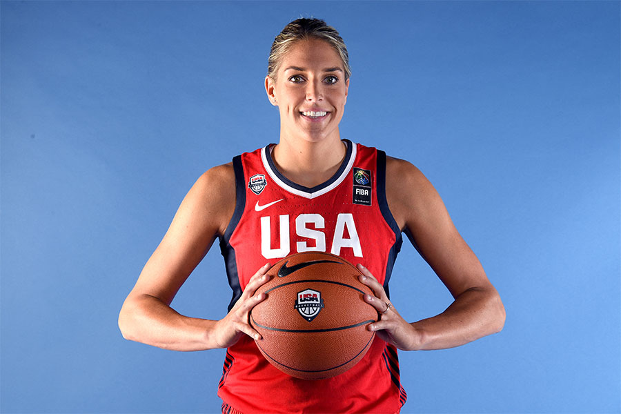 Nahaufnahme von Elena Delle, wie sie ein Basketball in den Händen hält