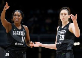 Jantel Lavender und Breanna Stewart schauen verwundert in die selbe Richtung