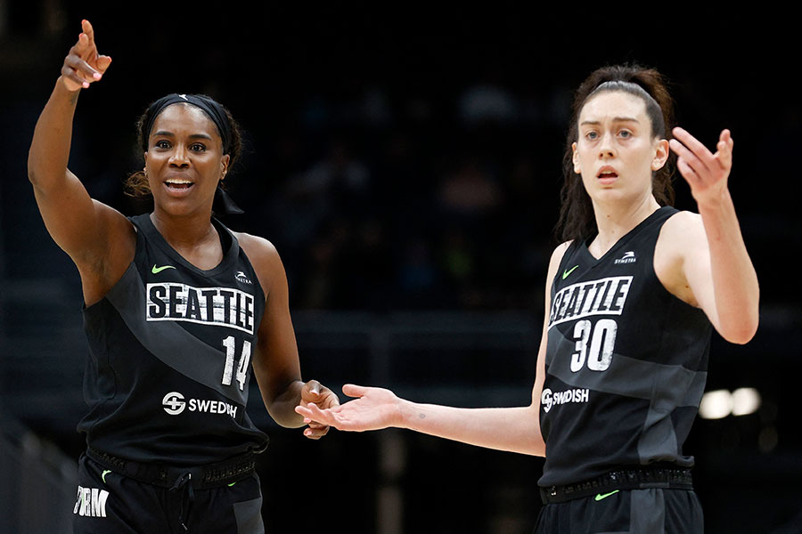 Jantel Lavender und Breanna Stewart schauen verwundert in die selbe Richtung