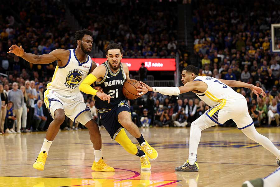 Tyus Jones dribbelt sich durch die Gegnerischen Spieler Jordan Poole und Andrew Wiggings