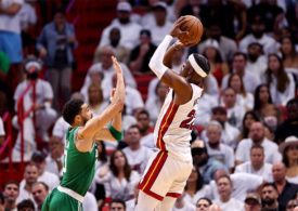 Jimmy Butler wirft Ball über Jayson Tatum, im Hintergrund Fans auf der Tribüne.