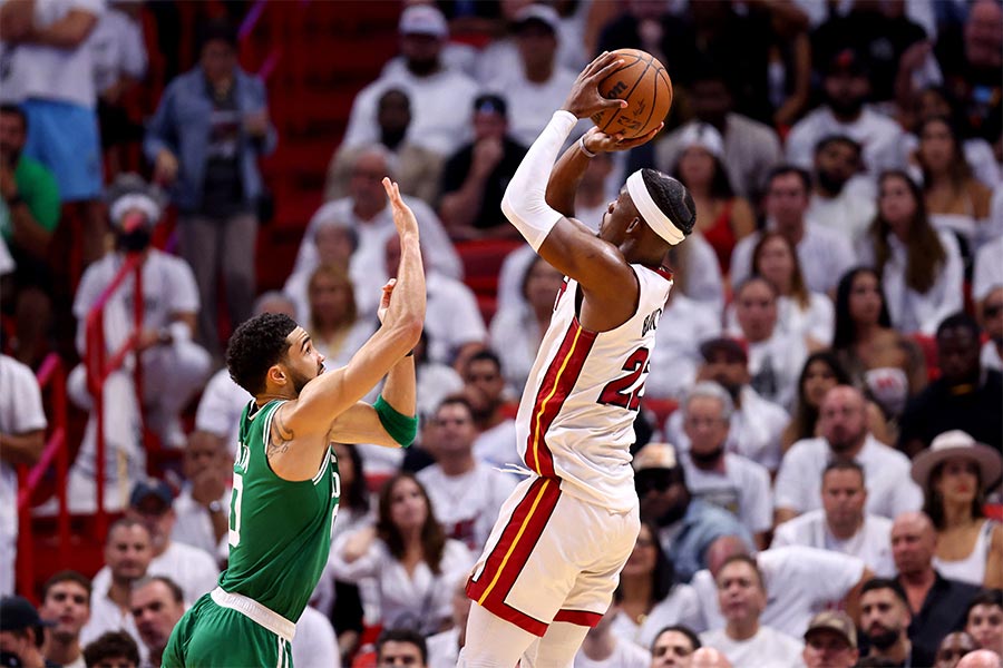 Jimmy Butler wirft Ball über Jayson Tatum, im Hintergrund Fans auf der Tribüne.