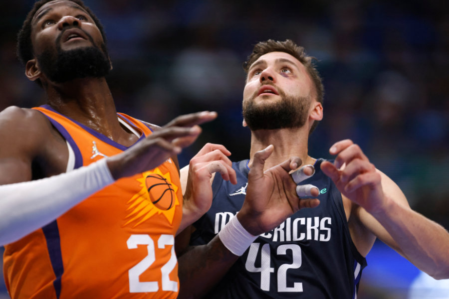 Phoenix Suns Spieler Deandre Ayton im Zweikampf mit Maxi Kleber von den Dallas Mavericks