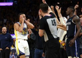 Steph Curry steht vor den Basketballspielern der Dalllas Mavericks