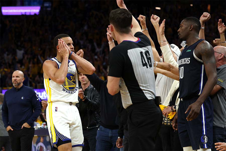 Steph Curry steht vor den Basketballspielern der Dalllas Mavericks