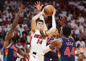 Tyler Herro mitten in einem Korbleger gegen die Philadelphie 76ers