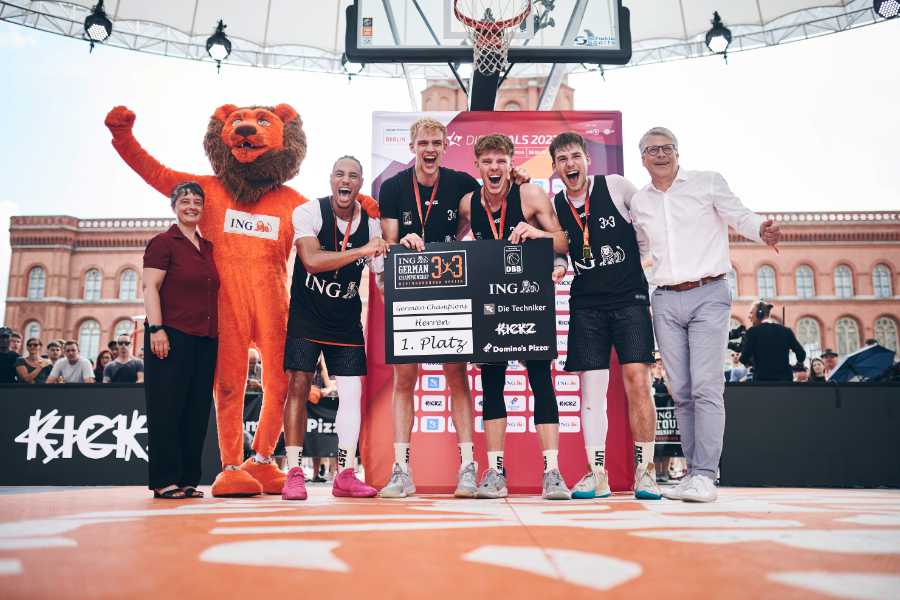 Siegerehrung der Deutschen Meister Düsseldorf LFDY U23 im 3x3 Basketball.