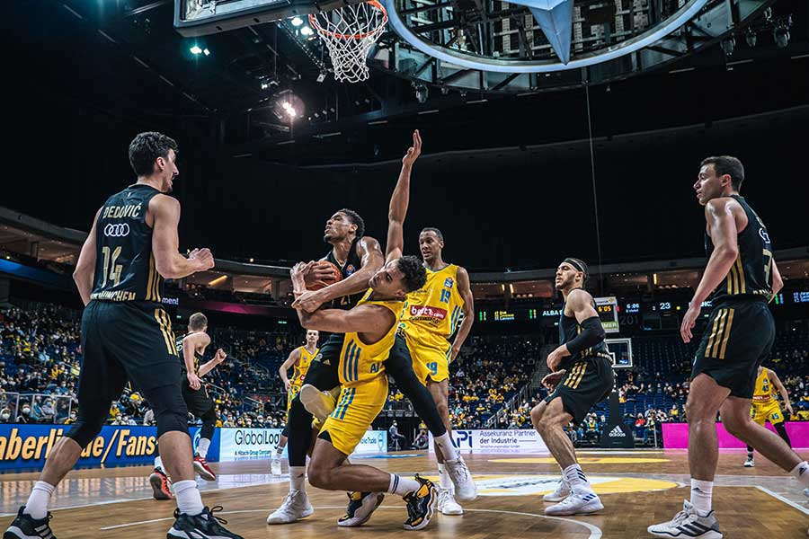 Das ALBA BERLIN Team spielt gegen das Team der FC Bayern München auf dem Spielfeld