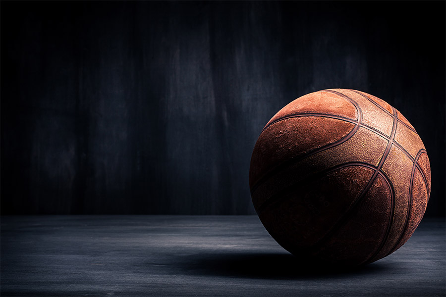 Ein alter Basketball auf dunklem Hintergrund