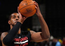 LaMarcus Aldridge hält Basketball in beiden Händen