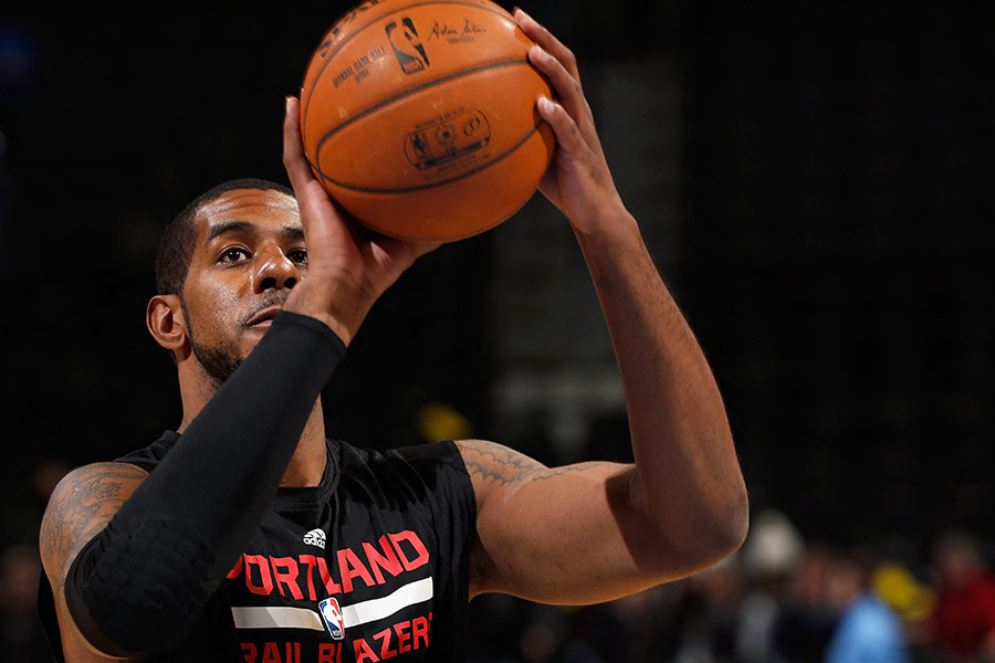 LaMarcus Aldridge hält Basketball in beiden Händen