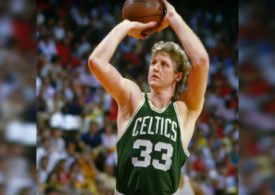 Larry Bird gerade dabei den Basketball zum werfen anzulegen