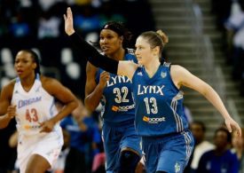 Lindsay Whalen hebt ihre Hand für ein Pass, im Hintergrund andere Mitspieler.