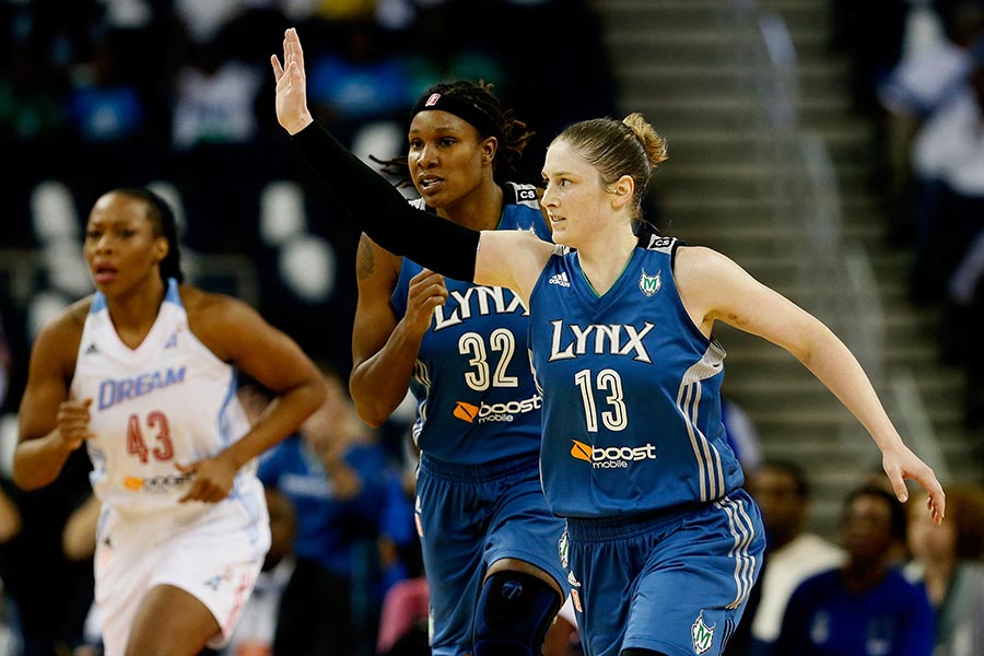 Lindsay Whalen hebt ihre Hand für ein Pass, im Hintergrund andere Mitspieler.