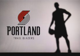 Ein Schatten von einem Basketballspieler neben dem Logo der Potland Trail Blazers