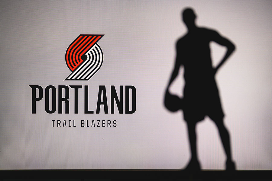 Ein Schatten von einem Basketballspieler neben dem Logo der Potland Trail Blazers